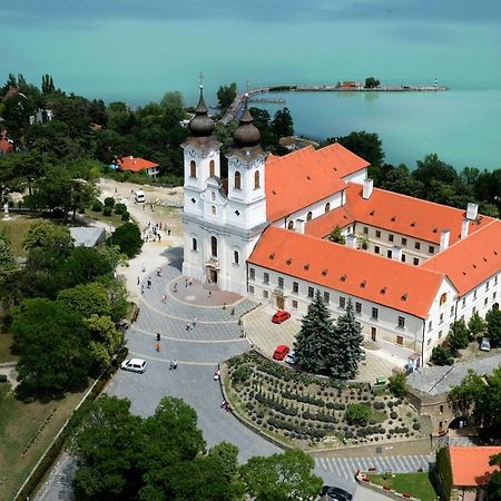 Napkelte Apartman Тихань Екстер'єр фото