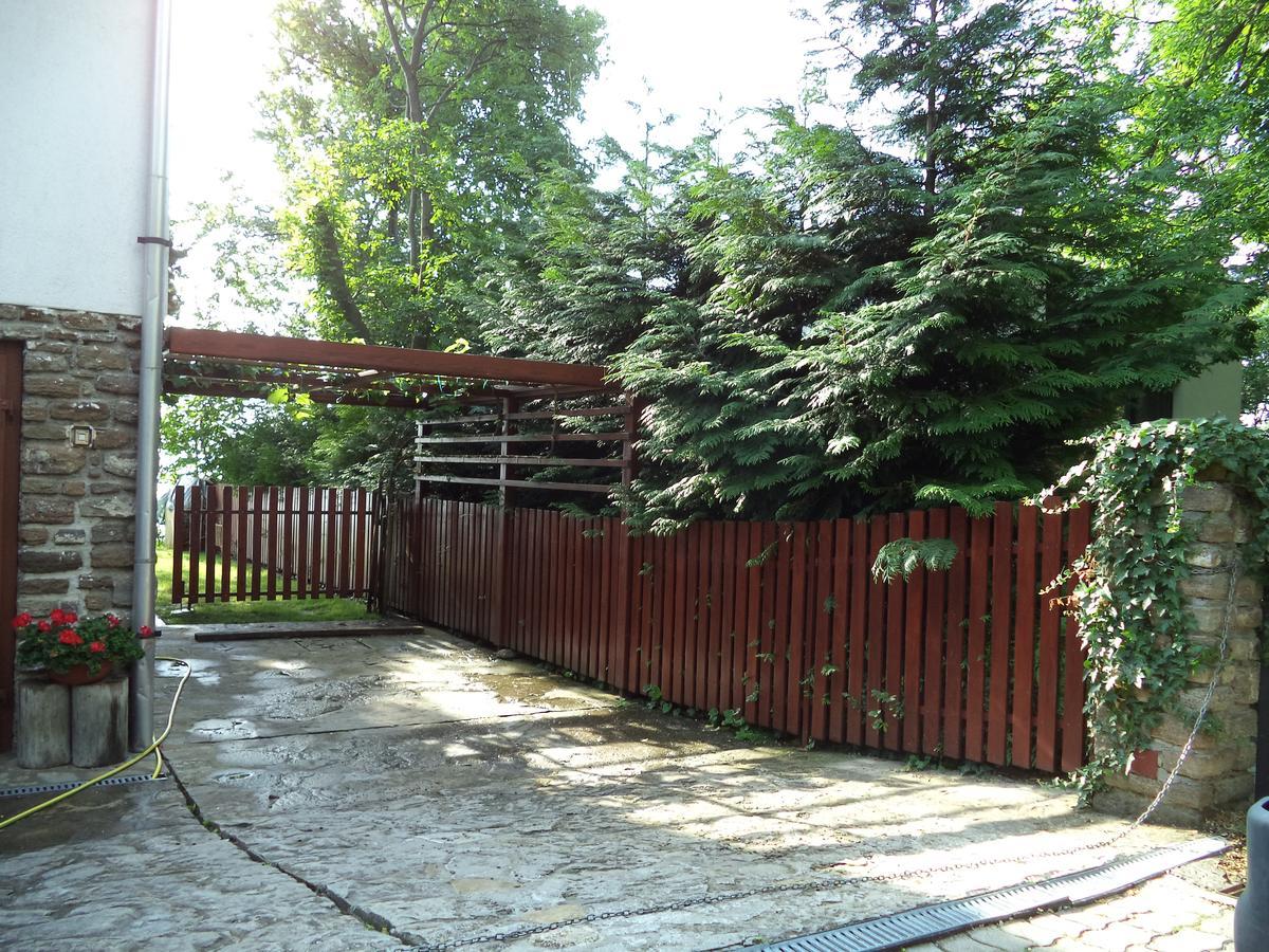 Napkelte Apartman Тихань Екстер'єр фото